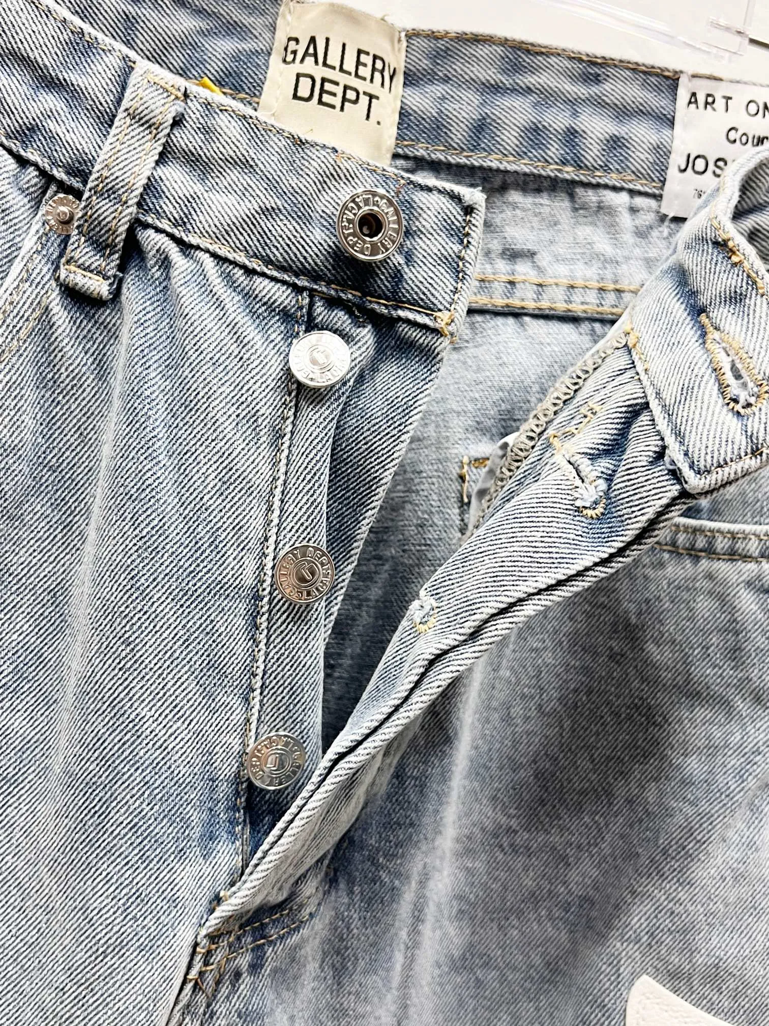 P290 Style number: (c060) GALLERY DEPT. Vintage multi-leather spliced cross loose washed flared jeans - truly restore the ultimate texture of Vintage - original hardware accessories, washed and other elevators, QR code analysis are all purchased from the original factory, high degree of restoration, welcome to compare with a certain product~ - three-dimensional version, loose and comfortable, not picky about the figure, taller and slimmer, factory Seiko, original quality control, same style for men and women, can be matched with couples, versatile recommendation, must-have jeans for all seasons Size: 28-30-32-34-36 Color: blue